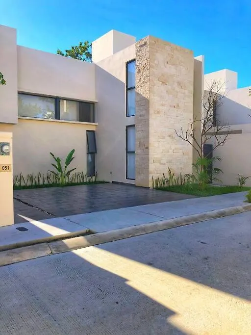 Vakantiehuis Casa Camilla, Bright, Spacious And Comfortable Villa Playa del Carmen Mexico